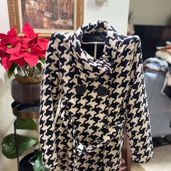 LASO KISS COAT SIZE LARGE with belt, 2 pocket. Brand new no tag. - Picture 2 of 7